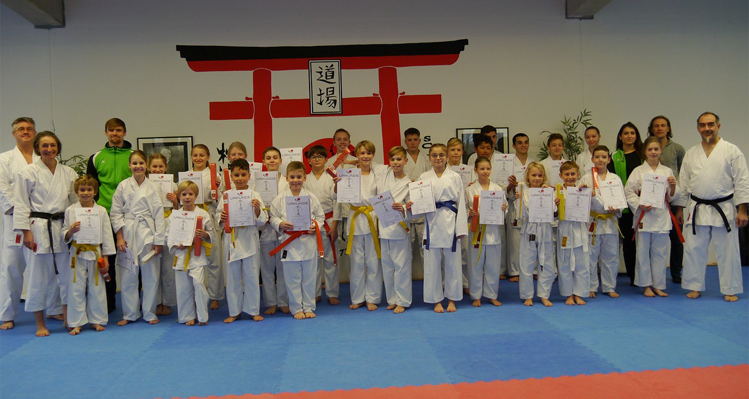 Bestandene Kyu-Prüfung der Kinder und Jugendlichen